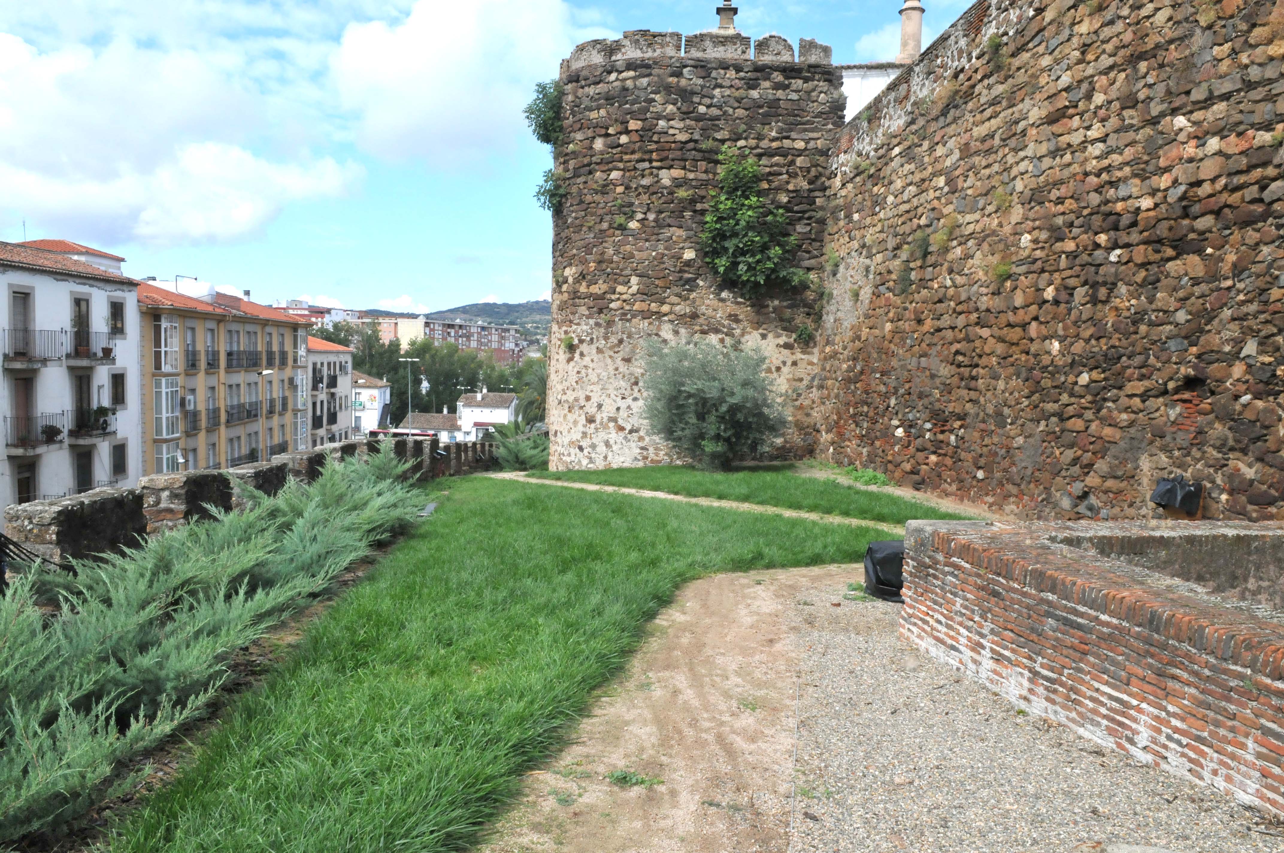 Los trabajos en la barbacana sacan  a la luz nuevos vestigios históricos