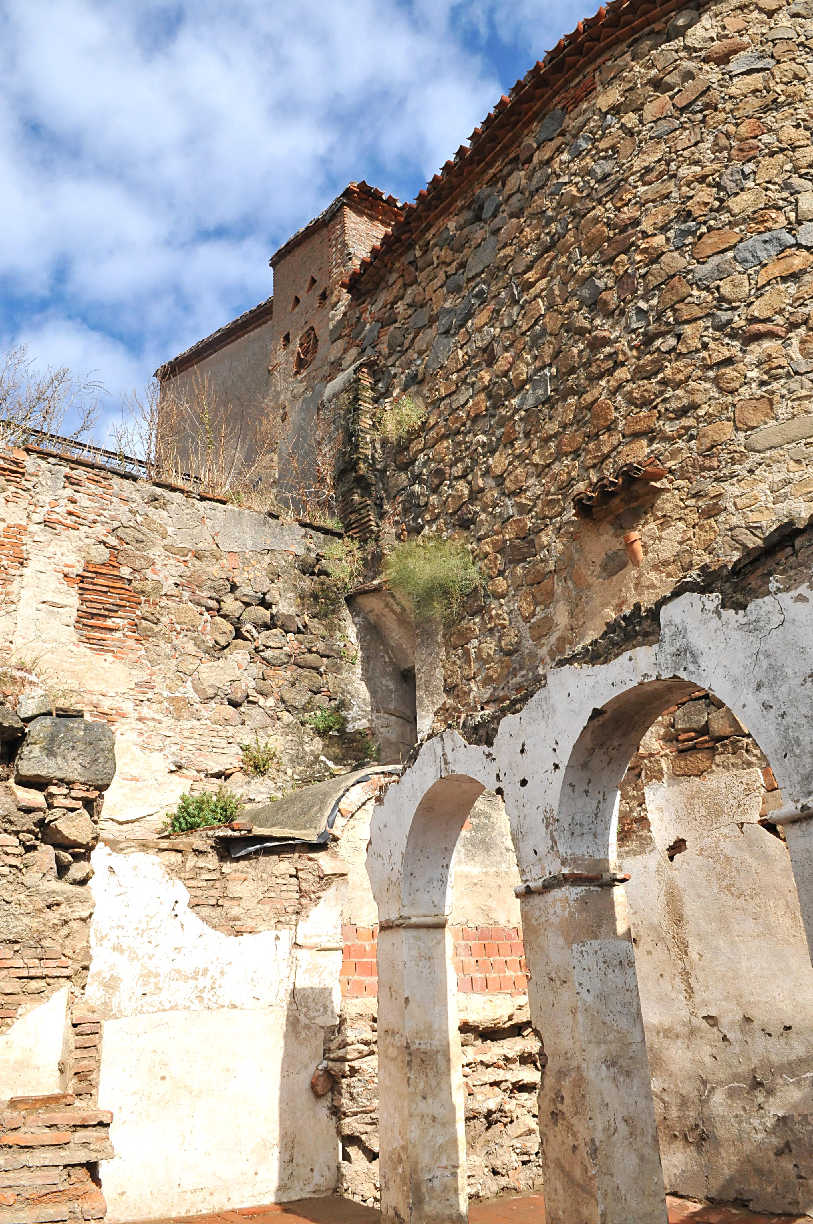 Los trabajos en la barbacana sacan  a la luz nuevos vestigios históricos