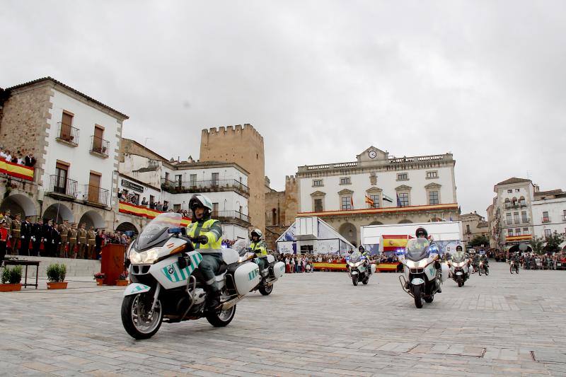 3.000 personas en el primer acto de la Guardia Civil en la Plaza Mayor