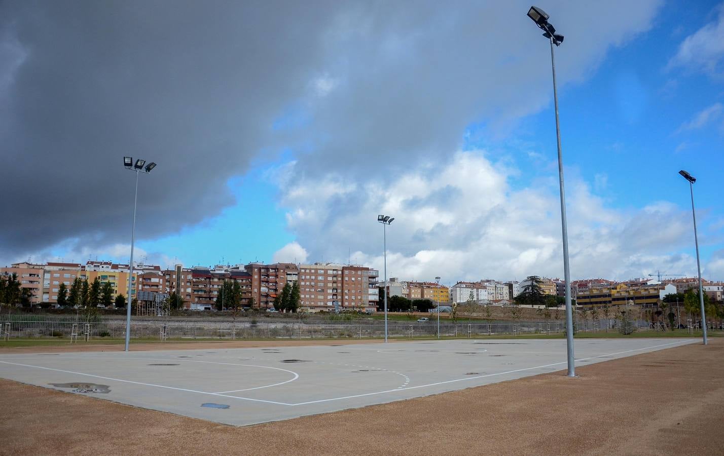 Instalación del mobiliario en el parque de la margen derecha