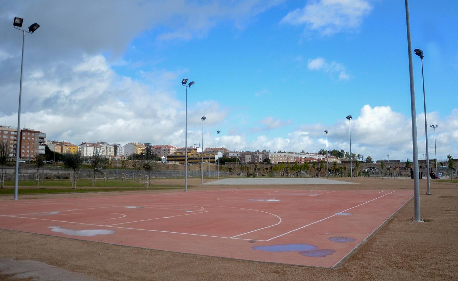 Instalación del mobiliario en el parque de la margen derecha