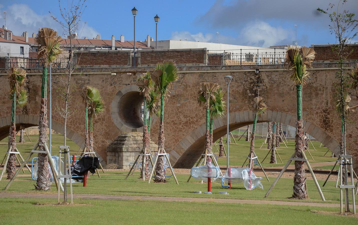Instalación del mobiliario en el parque de la margen derecha