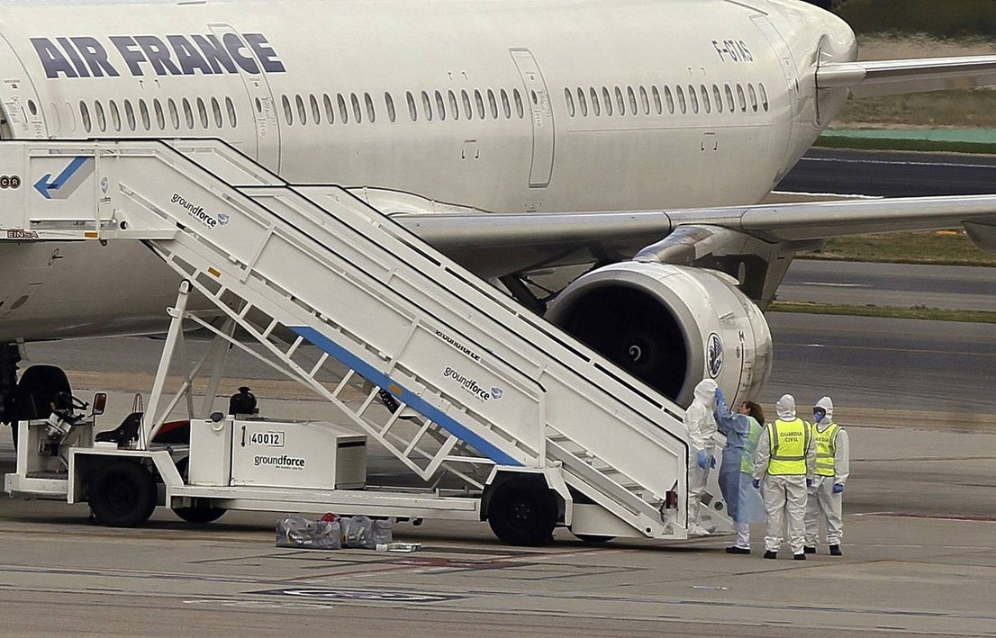 Jueves 16 de octubre: España ha activado el protocolo de emergencia sanitaria en el Aeropuerto Adolfo Suárez Madrid-Barajas por un pasajero de Air France que durante un vuelo entre París y Madrid sufría temblores, lo que hizo que la tripulación alertara a las autoridades sanitarias españolas. Foto: Paco Campos