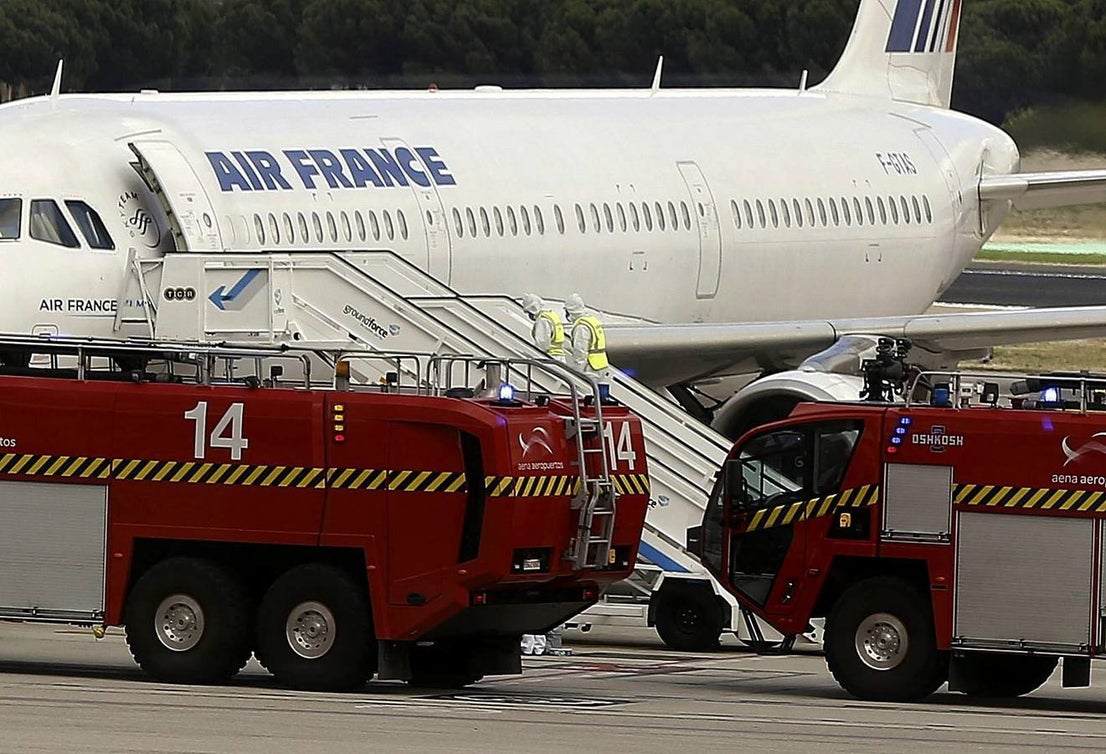 Jueves 16 de octubre: España ha activado el protocolo de emergencia sanitaria en el Aeropuerto Adolfo Suárez Madrid-Barajas por un pasajero de Air France que durante un vuelo entre París y Madrid sufría temblores, lo que hizo que la tripulación alertara a las autoridades sanitarias españolas. Foto: Paco Campos