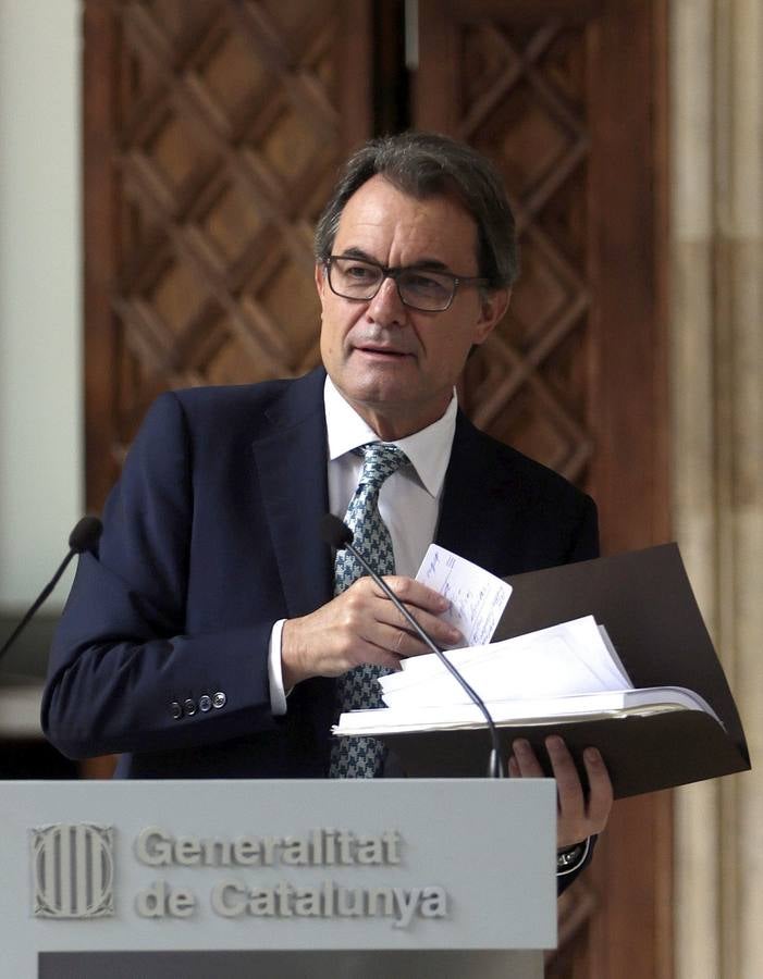 Martes 14 de octubre: El presidente de Cataluña, Artur Mas, afirmó que su gobierno mantendrá la consulta soberanista del 9 de noviembre "con urnas y papeletas", pero en un marco jurídico de "participación" ciudadana ya existente. Mas compareció después de renunciar a la consulta del 9N tal y como estaba establecida en el decreto aprobado para ese fin, que el Tribunal Constitucional de España suspendió por no cumplir con la legislación española. EFE/Alberto Estévez