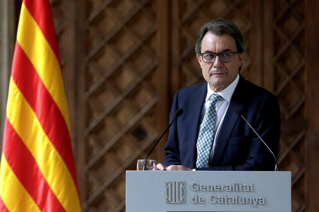 Martes 14 de octubre: El presidente de Cataluña, Artur Mas, afirmó que su gobierno mantendrá la consulta soberanista del 9 de noviembre "con urnas y papeletas", pero en un marco jurídico de "participación" ciudadana ya existente. Mas compareció después de renunciar a la consulta del 9N tal y como estaba establecida en el decreto aprobado para ese fin, que el Tribunal Constitucional de España suspendió por no cumplir con la legislación española. EFE/Alberto Estévez