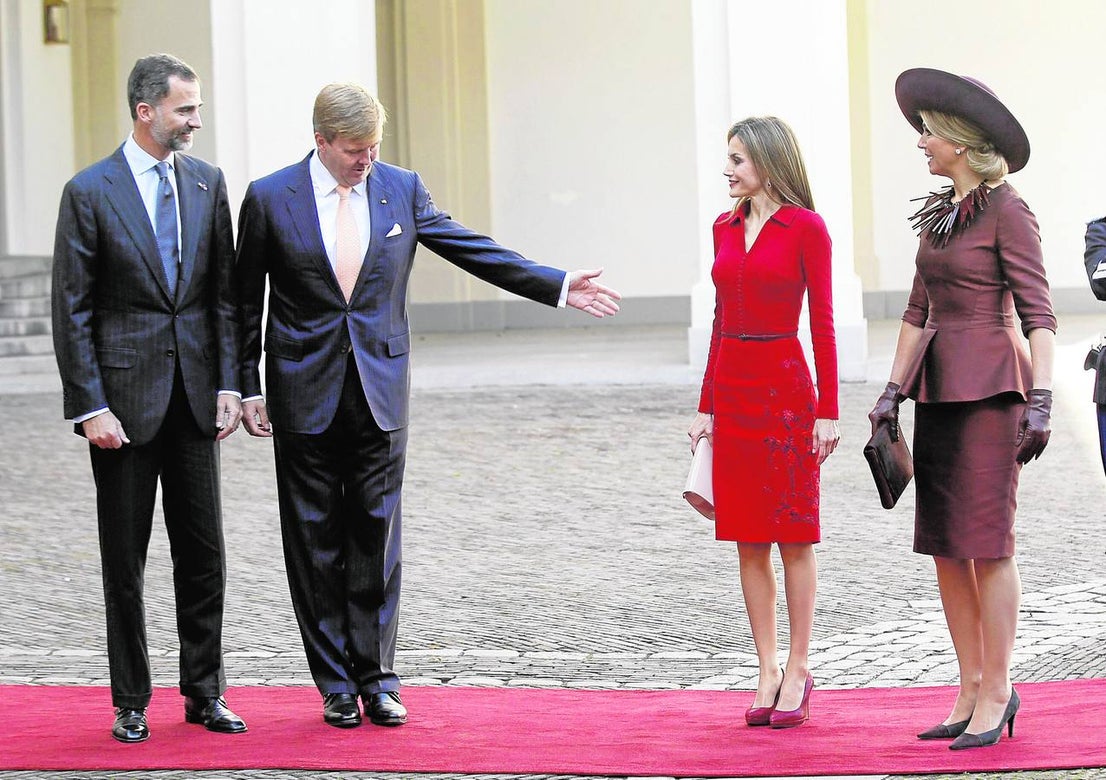 Miércoles 15 de octubre: Los Reyes de España, don Felipe y doña Letizia, a su llegada al Palacio Noordeinden donde fueron recibidos por los reyes Guillermo-Alejandro y Máxima de Holanda, en el inicio de su visita oficial a los Países Bajos. Foto: Paco Campos.