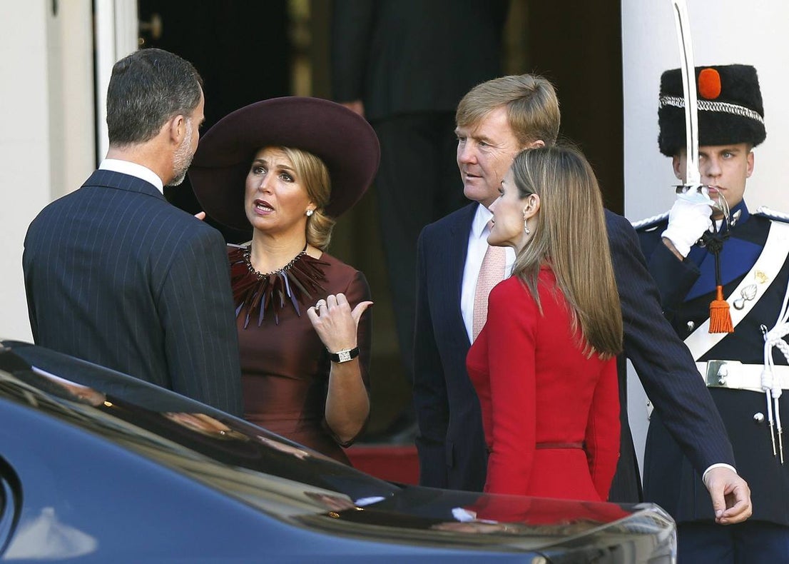 Miércoles 15 de octubre: Los Reyes de España, don Felipe y doña Letizia, a su llegada al Palacio Noordeinden donde fueron recibidos por los reyes Guillermo-Alejandro y Máxima de Holanda, en el inicio de su visita oficial a los Países Bajos. Foto: Paco Campos.