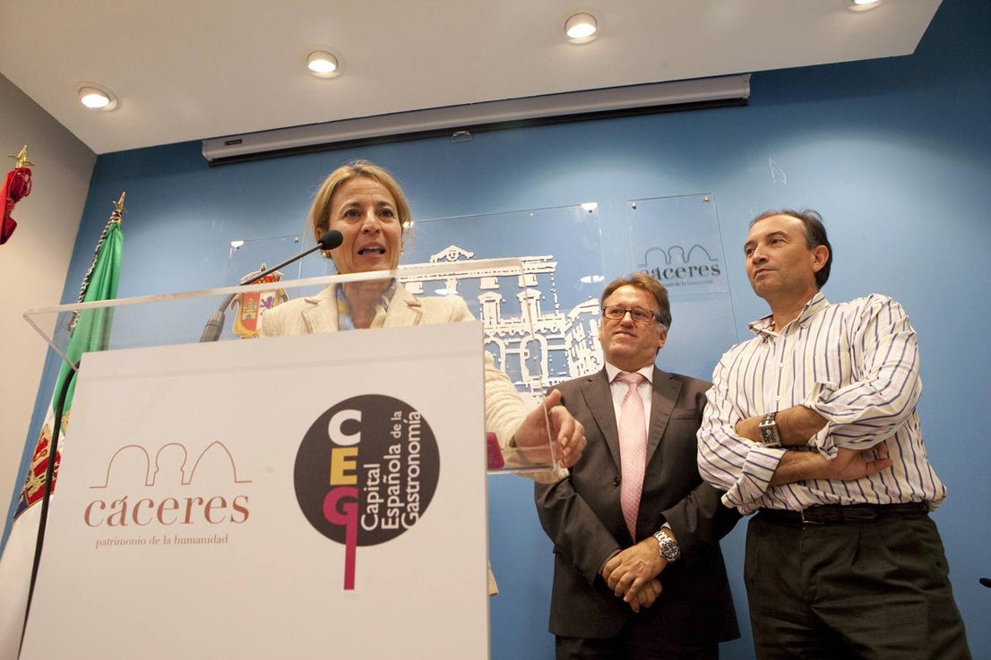 Viernes 17 de octubre: La ciudad de Cáceres proclamada capital española de la gastronomia. Se impone a Valencia, Lugo, Huesca y Cartagena, por lo que sucederá a Vitoria, que ostenta el título durante el presente año.  La Junta de Extremadura  reforzará la partida para la capitalidad por lo que el presupuesto final rondará los 620.000 euros Foto: Jorge Rey
