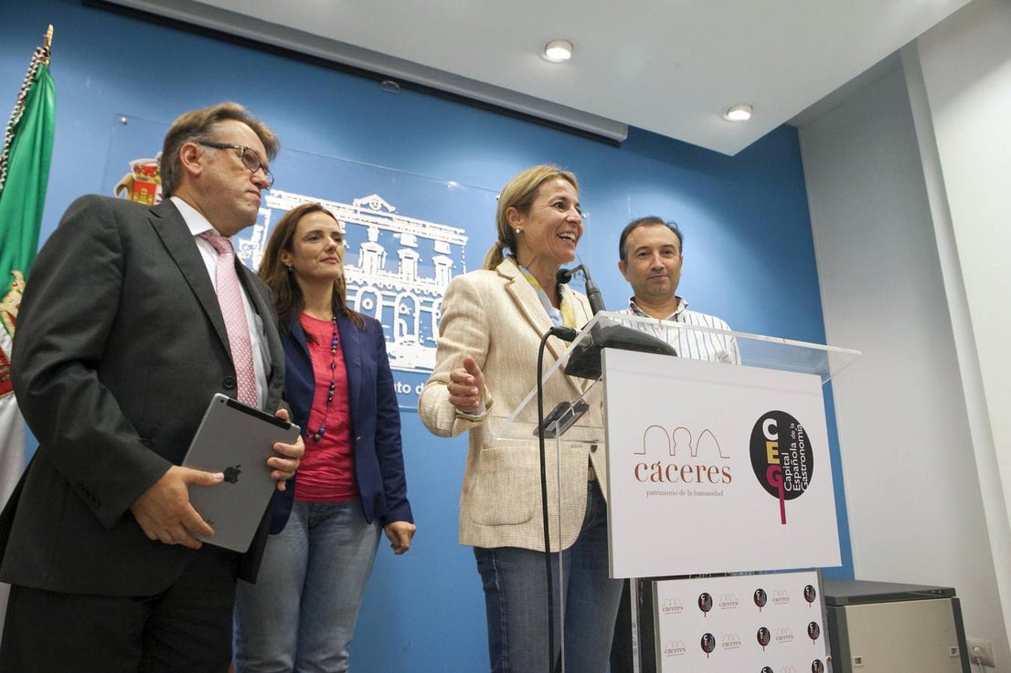 Viernes 17 de octubre: La ciudad de Cáceres proclamada capital española de la gastronomia. Se impone a Valencia, Lugo, Huesca y Cartagena, por lo que sucederá a Vitoria, que ostenta el título durante el presente año.  La Junta de Extremadura  reforzará la partida para la capitalidad por lo que el presupuesto final rondará los 620.000 euros Foto: Jorge Rey