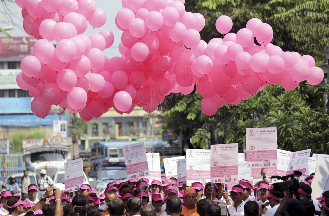 Domingo, 19 de octubre. Celebración del día contra el cáncer de mama en diferentes rincones del planeta como Barcelona, Ávila, Zaragoza, Cancún o Estados Unidos. Se han realizado diferentes actos de concienciación como cadenas humanas, firmas, suelta de globos, carreras de la mujer e incluso se han podido ver referencias al día en actos deportivos como el partido de rugby en el que se enfrentaron Toronto Argonauts contra Alouettes de Montreal, donde los jugadores lucieron medias rosas. Fotografías: Agencias.