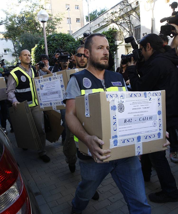 Jueves, 23 de octubre. Oleguer Pujol, hijo menor del expresidente catalán Jordi Pujol, fue detenido por la policia para facilitar el registro de su casa de Barcelona y evitar la destrucción de pruebas. Fotografías: EFE/AFP