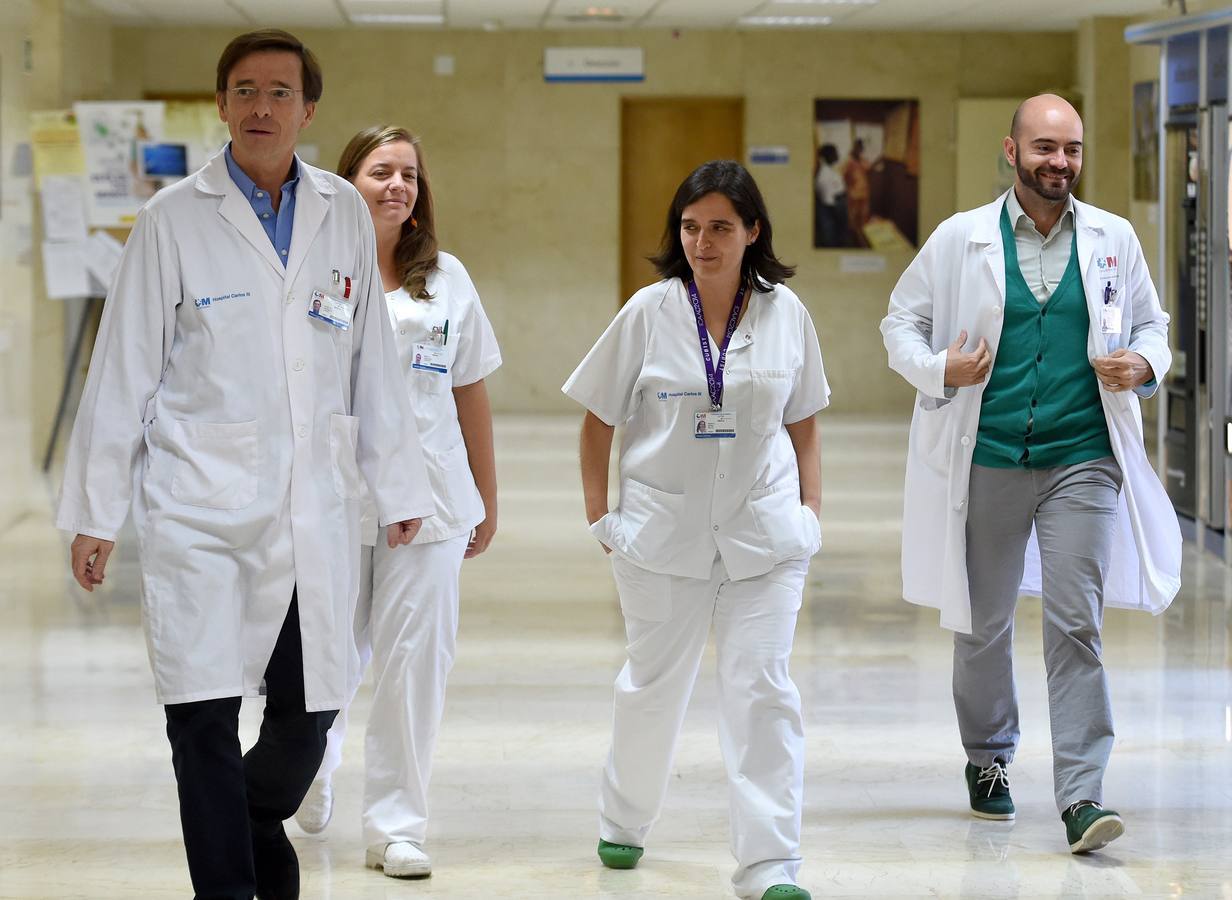 Martes 21 de octubre. Miembros del equipo médico que atiende a la auxiliar de enfermería contagiada con el virus del Ébola, Teresa Romero, momentos antes de la rueda de prensa que ofrecieron en el Hospital Carlos III de Madrid donde informaron de que Teresa ha superado la infección tras dar negativo en dos análisis realizados el domingo pasado. Foto: EFE/AFP