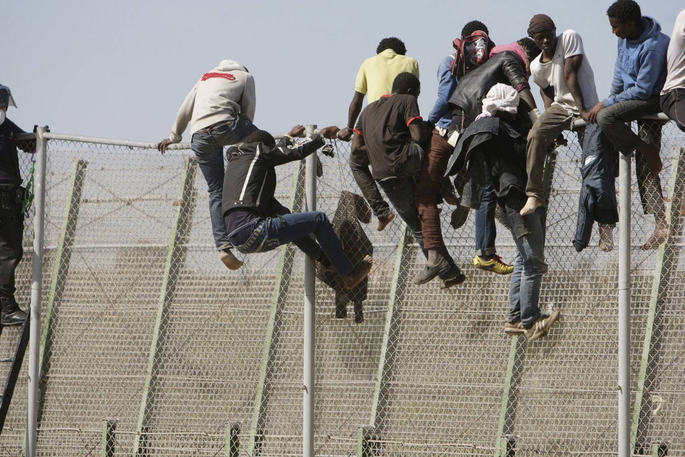 Miércoles, 22 de octubre: Unos 400 inmigrantes de origen subsahariano intentaron un nuevo salto a la valla que separa Marruecos de España en Melilla. Muchos se encaramaron desde primera hora de la mañana y bajaron tras permanecer en lo alto alrededor de seis horas. Fotografías: Reuters. Jesús Blasco de Avellaneda.