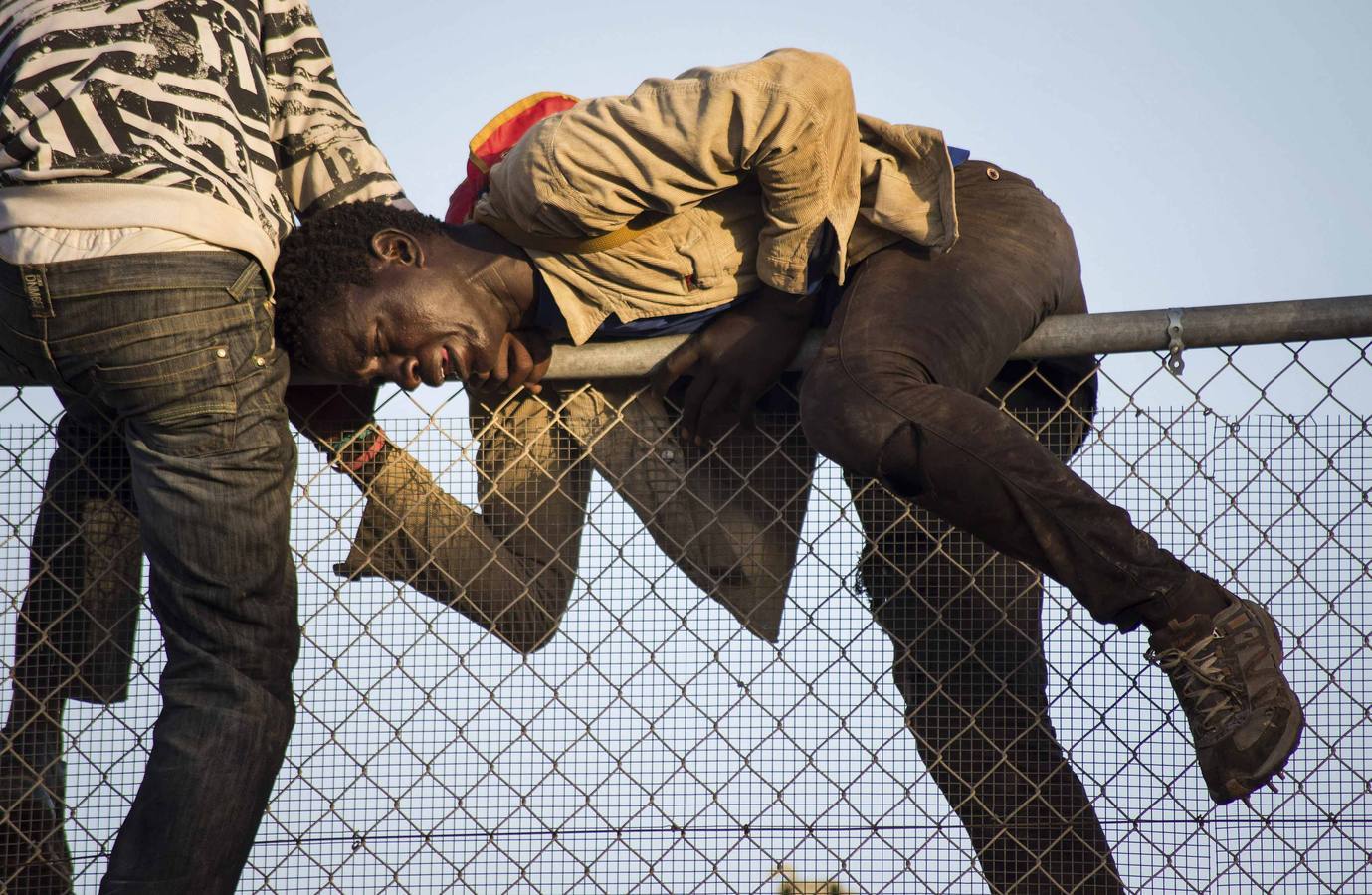 Miércoles, 22 de octubre: Unos 400 inmigrantes de origen subsahariano intentaron un nuevo salto a la valla que separa Marruecos de España en Melilla. Muchos se encaramaron desde primera hora de la mañana y bajaron tras permanecer en lo alto alrededor de seis horas. Fotografías: Reuters. Jesús Blasco de Avellaneda.