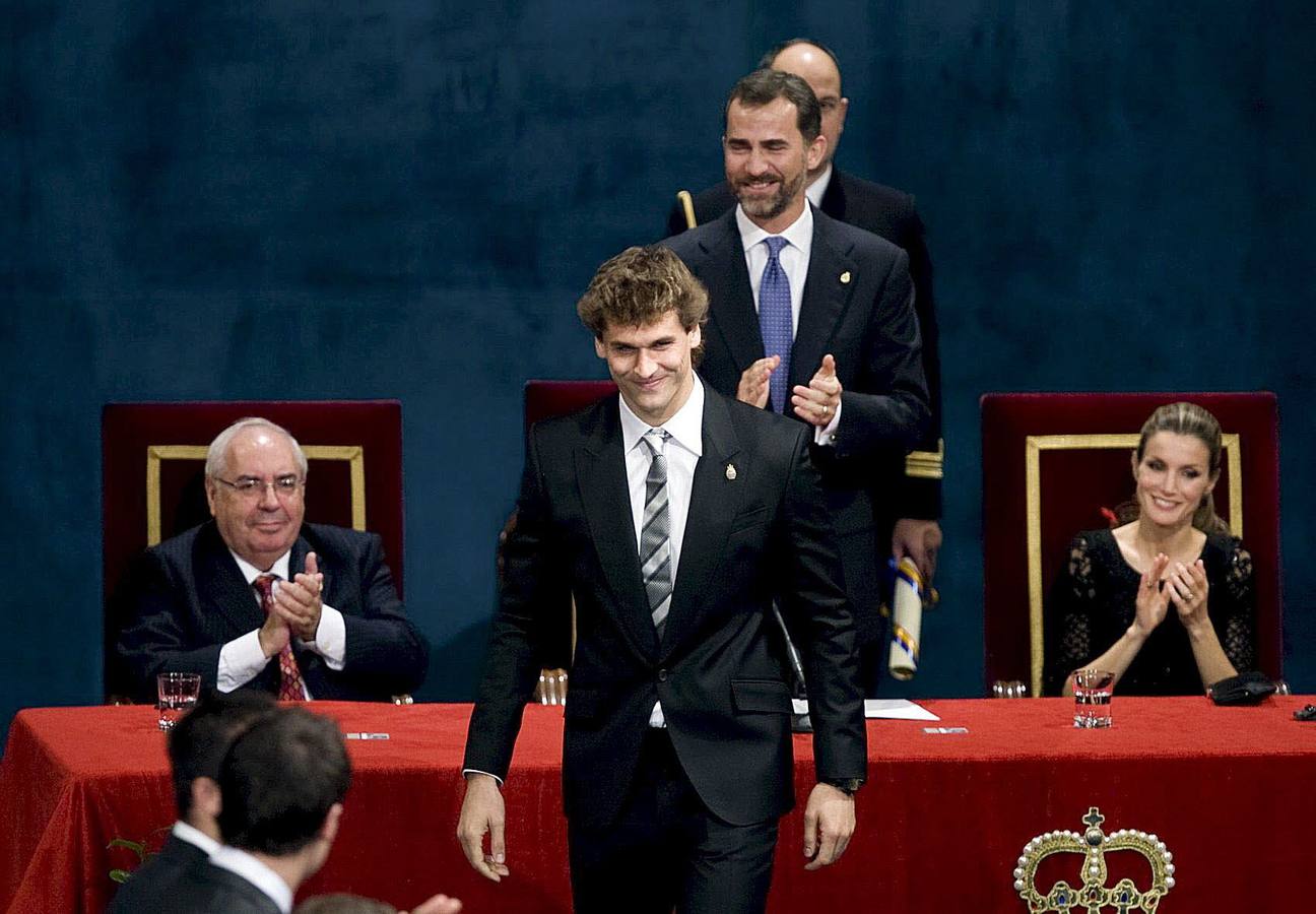 Con inspiración goyesca. 2010. Doña Letizia lució un vestido de corte a la rodilla en negro, firmado por Felipe Varela, con inspiración goyesca que resaltaba enormemente la figura. Lo combinó con zapatos y clutch en negro, además de una coleta, que realzaba sus facciones.