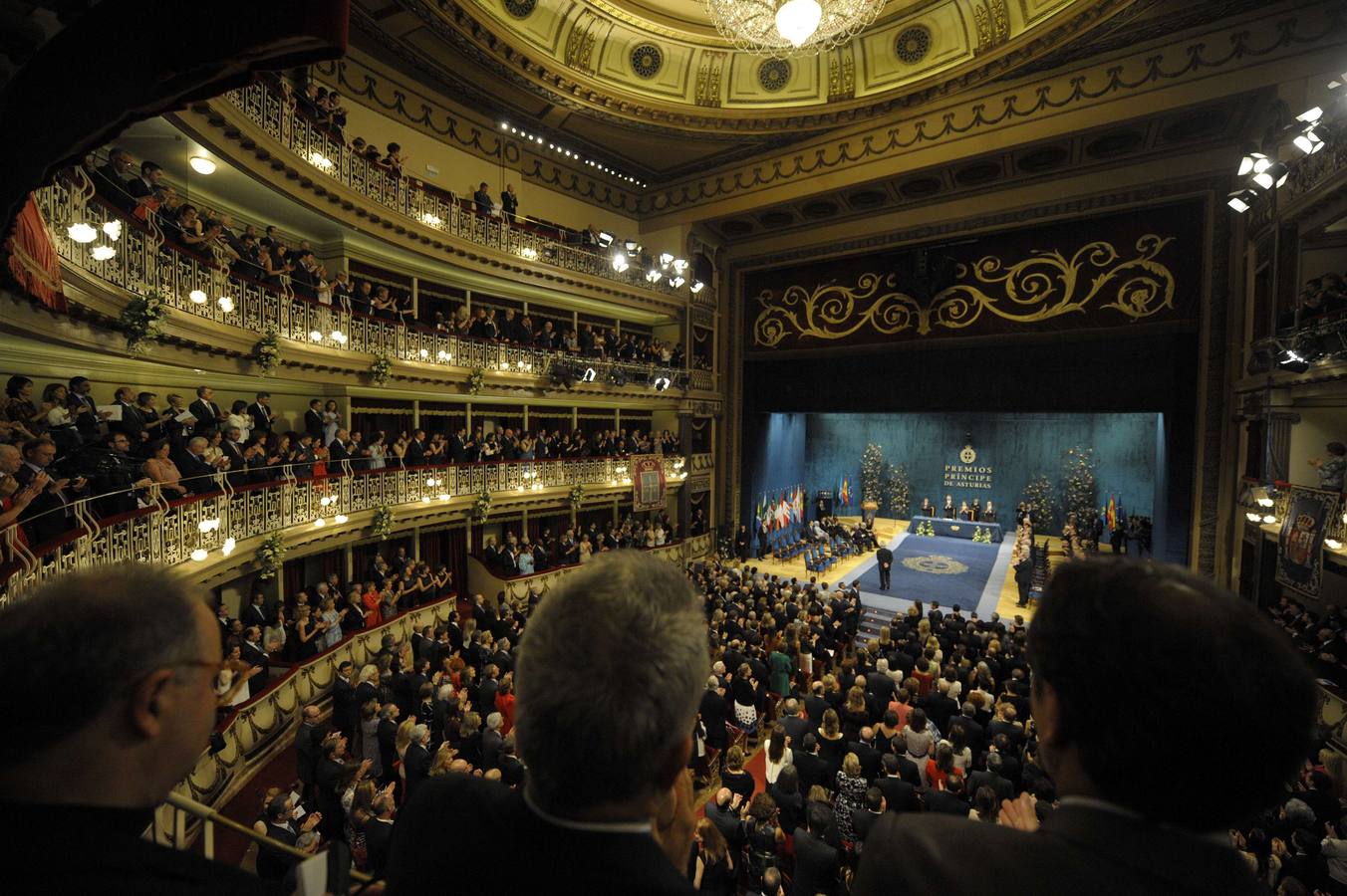 Viernes, 24 de octubre: Ceremonia de entrega de los Premios Príncipe de Asturias en el Teatro Campoamor de Oviedo, donde fueron galardonados: Frank O. Gehry (Artes); Joseph Pérez (Ciencias Sociales); Joaquín Salvador Lavado Tejón, Quino (Comunicación y Humanidades); Avelino Corma Canós, Mark E. Davis y Galen D. Stucky (Investigación Científica y Técnica); John Banville (Letras); Programa Fulbright (Cooperación Internacional); Maratón de Nueva York (Deportes) y Caddy Adzuba (Concordia). Fotografías: Agencias.