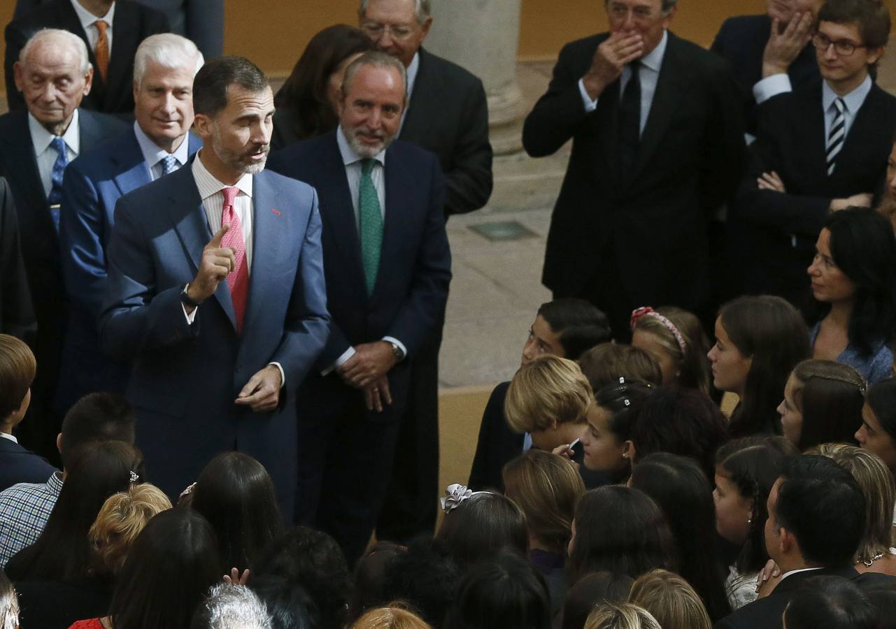El rey Felipe VI recibe en audicencia a los niños y niñas ganadores de la XXXII y XXXIII ediciones del concurso escolar '¿Qué es un Rey para ti?'.