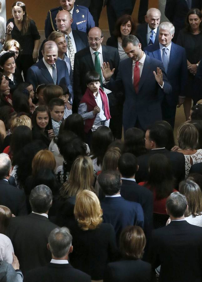 El rey Felipe VI recibe en audicencia a los niños y niñas ganadores de la XXXII y XXXIII edición del concurso escolar '¿Qué es un rey para ti?'.