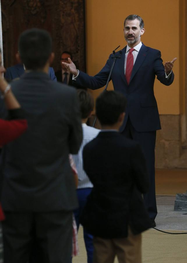 El rey Felipe VI recibe en audicencia a los niños y niñas ganadores de la XXXII y XXXIII edición del concurso escolar '¿Qué es un rey para ti?'.