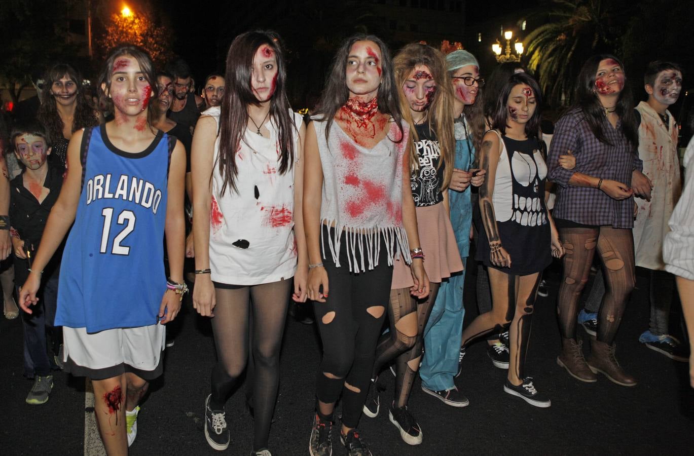 Sábado, 25 de octubre: IV marcha zombi eni quiso aprovechar el día al completo y desde primera hora comenzaron los trabajos de maquillaje de los alumnos del instituto Virgen de Guadalupe y la academia Carlos Tello en la zona del Foro de los Balbos. Se superaron las 600 personas maquilladas. Fotografía: Armando Méndez