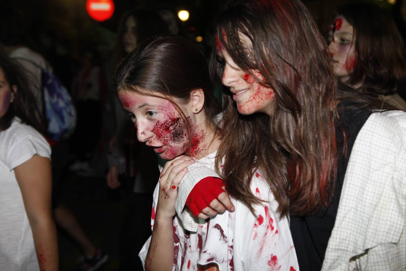 Sábado, 25 de octubre: IV marcha zombi eni quiso aprovechar el día al completo y desde primera hora comenzaron los trabajos de maquillaje de los alumnos del instituto Virgen de Guadalupe y la academia Carlos Tello en la zona del Foro de los Balbos. Se superaron las 600 personas maquilladas. Fotografía: Armando Méndez