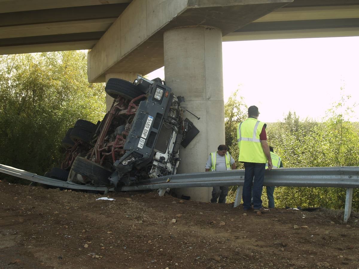 Muere un vecino de Nogales tras volcar el camión grúa que conducía