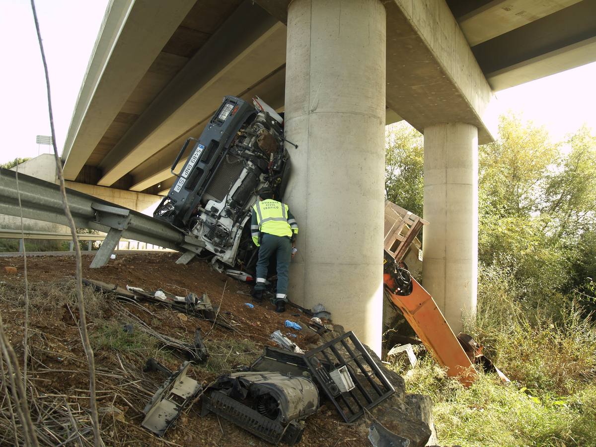 Muere un vecino de Nogales tras volcar el camión grúa que conducía