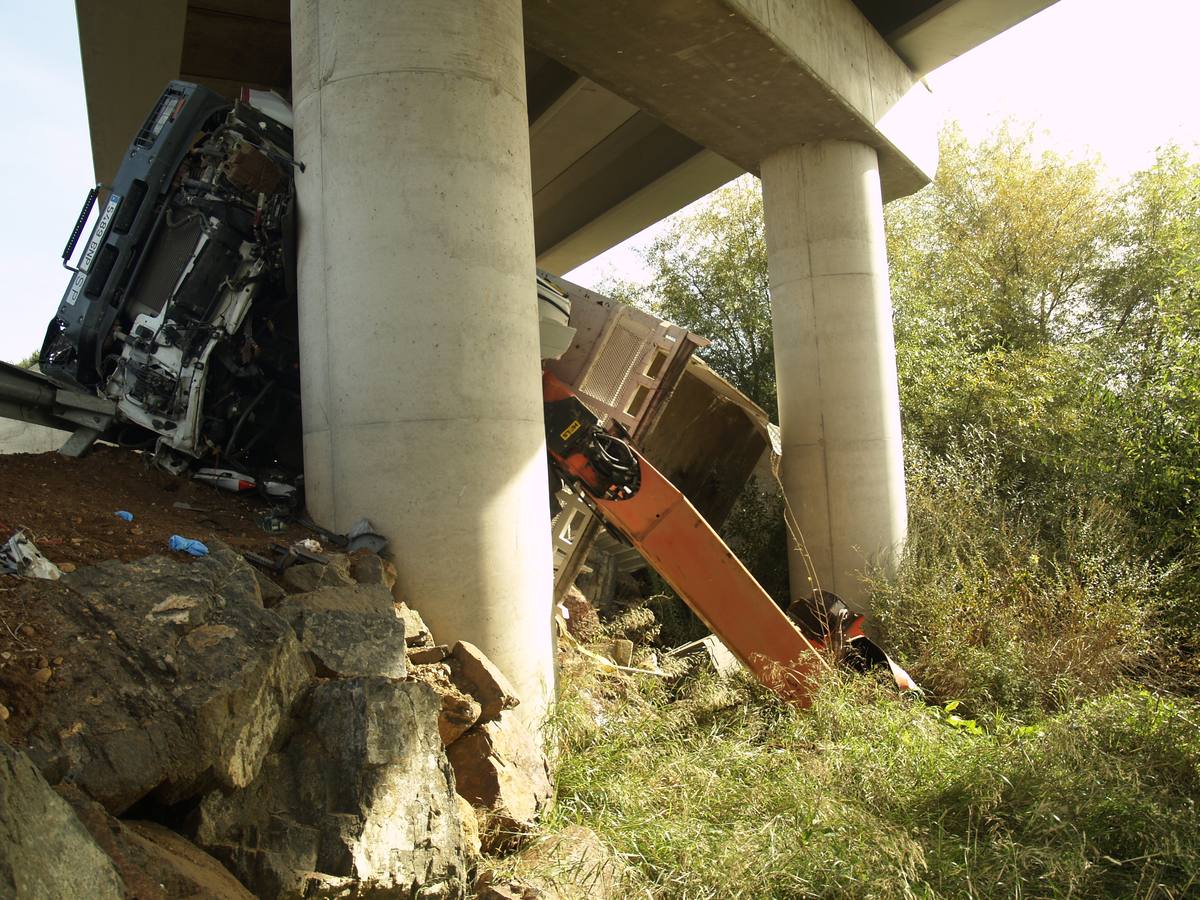 Muere un vecino de Nogales tras volcar el camión grúa que conducía