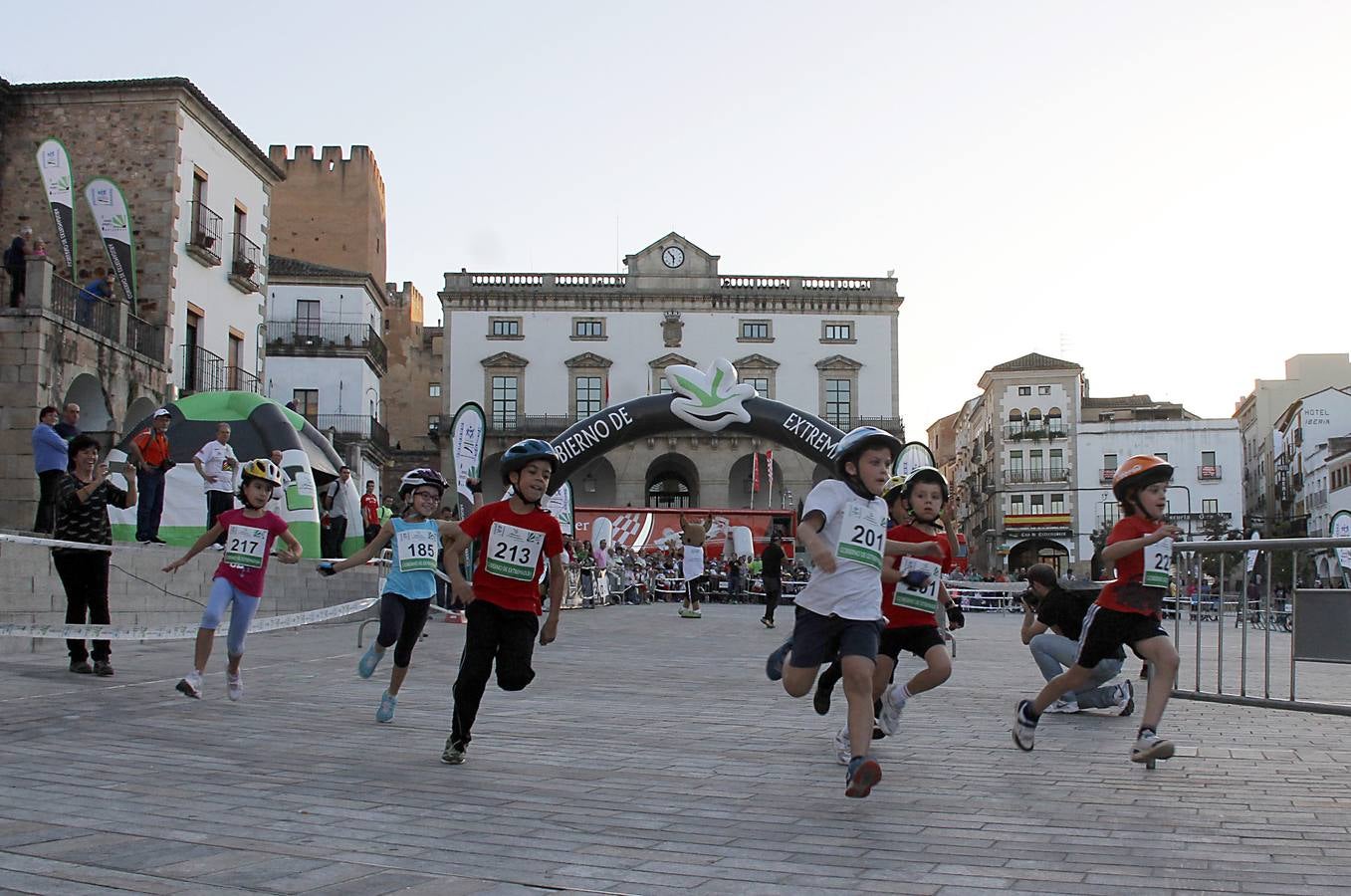 La Plaza Mayor de Cáceres acoge el II Circuito Baby Duatlón