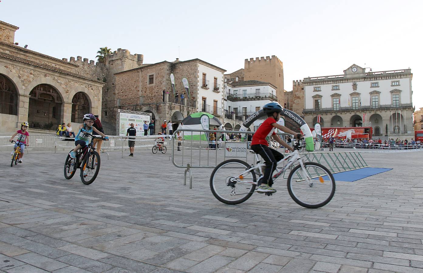 La Plaza Mayor de Cáceres acoge el II Circuito Baby Duatlón