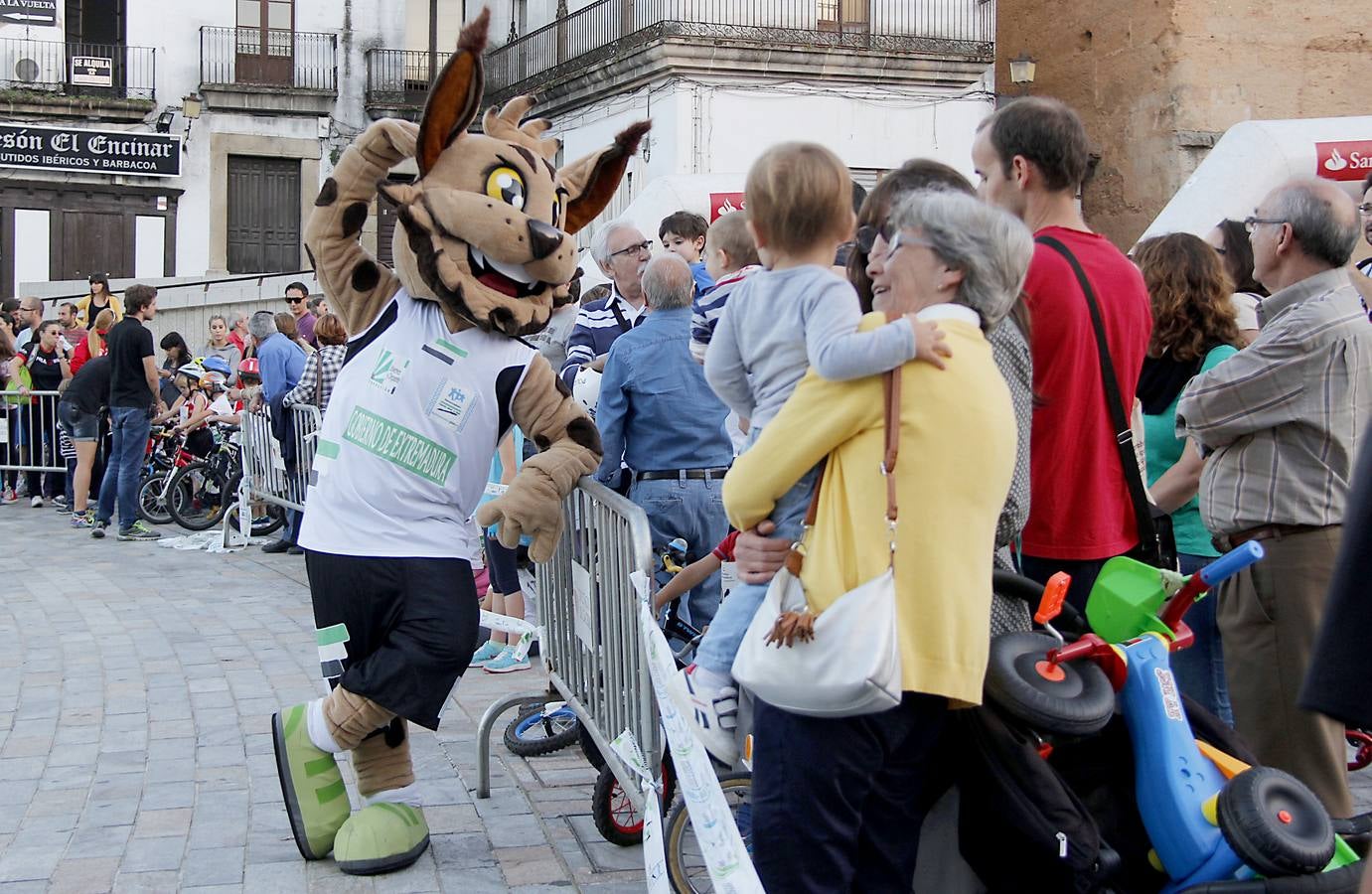 La Plaza Mayor de Cáceres acoge el II Circuito Baby Duatlón