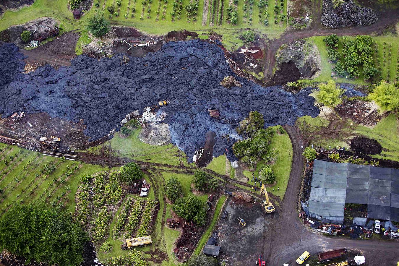 Jueves, 30 de octubre: Tras la erupción del volcán Kalauea, en Hawai, algunos operarios tratan de desviar la lava que baja por la ladera para evitar que arrase la aldea Pahoa. Un río de lava fundida se desplaza lentamente por las zonas agrícolas y residenciales de Isla Grande desde hace semanas arrasando todo aquello que encuentra a su paso. Fotografías: REUTERS/EFE