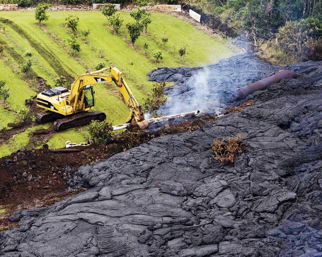 Jueves, 30 de octubre: Tras la erupción del volcán Kalauea, en Hawai, algunos operarios tratan de desviar la lava que baja por la ladera para evitar que arrase la aldea Pahoa. Un río de lava fundida se desplaza lentamente por las zonas agrícolas y residenciales de Isla Grande desde hace semanas arrasando todo aquello que encuentra a su paso. Fotografías: REUTERS/EFE