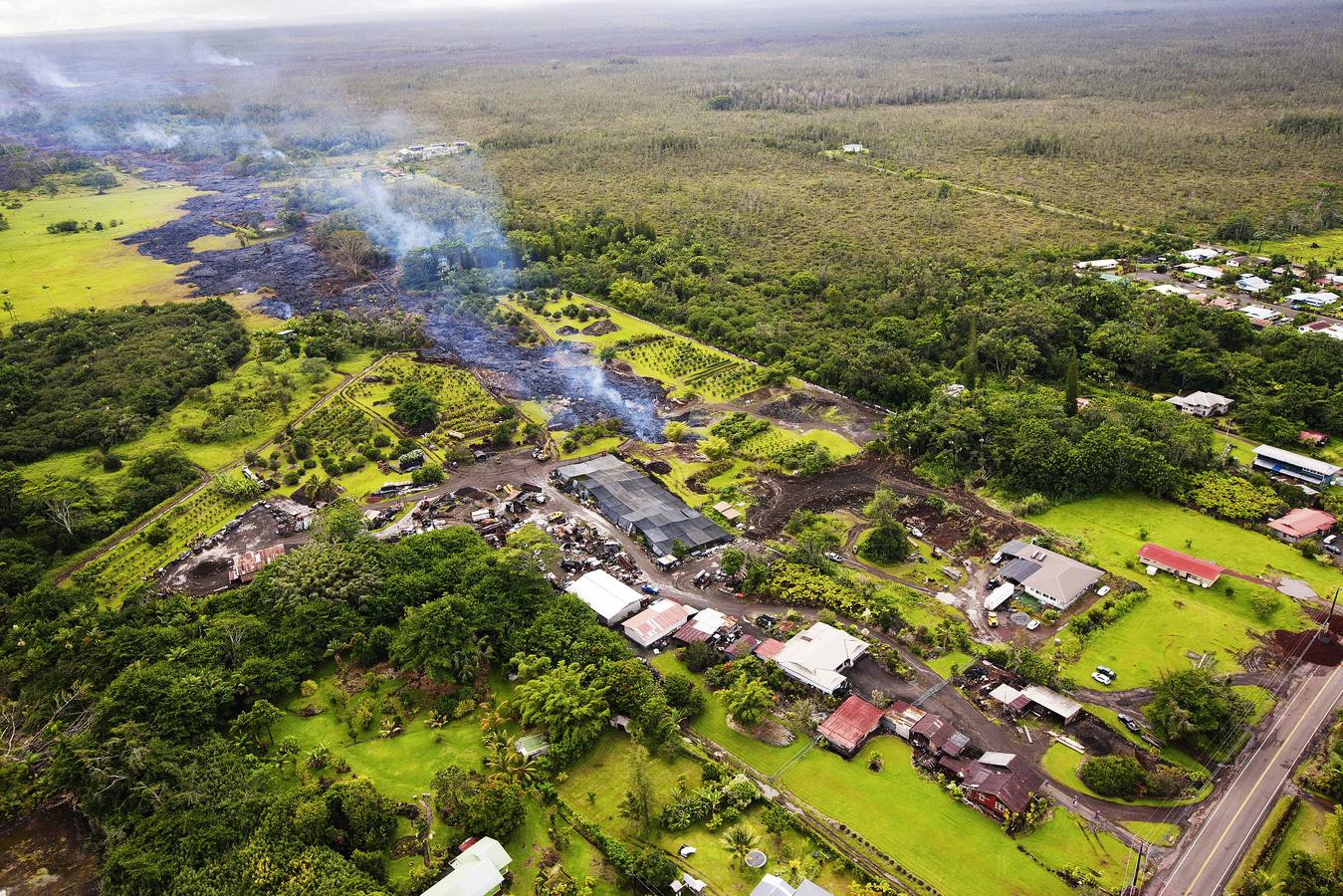 Jueves, 30 de octubre: Tras la erupción del volcán Kalauea, en Hawai, algunos operarios tratan de desviar la lava que baja por la ladera para evitar que arrase la aldea Pahoa. Un río de lava fundida se desplaza lentamente por las zonas agrícolas y residenciales de Isla Grande desde hace semanas arrasando todo aquello que encuentra a su paso. Fotografías: REUTERS/EFE