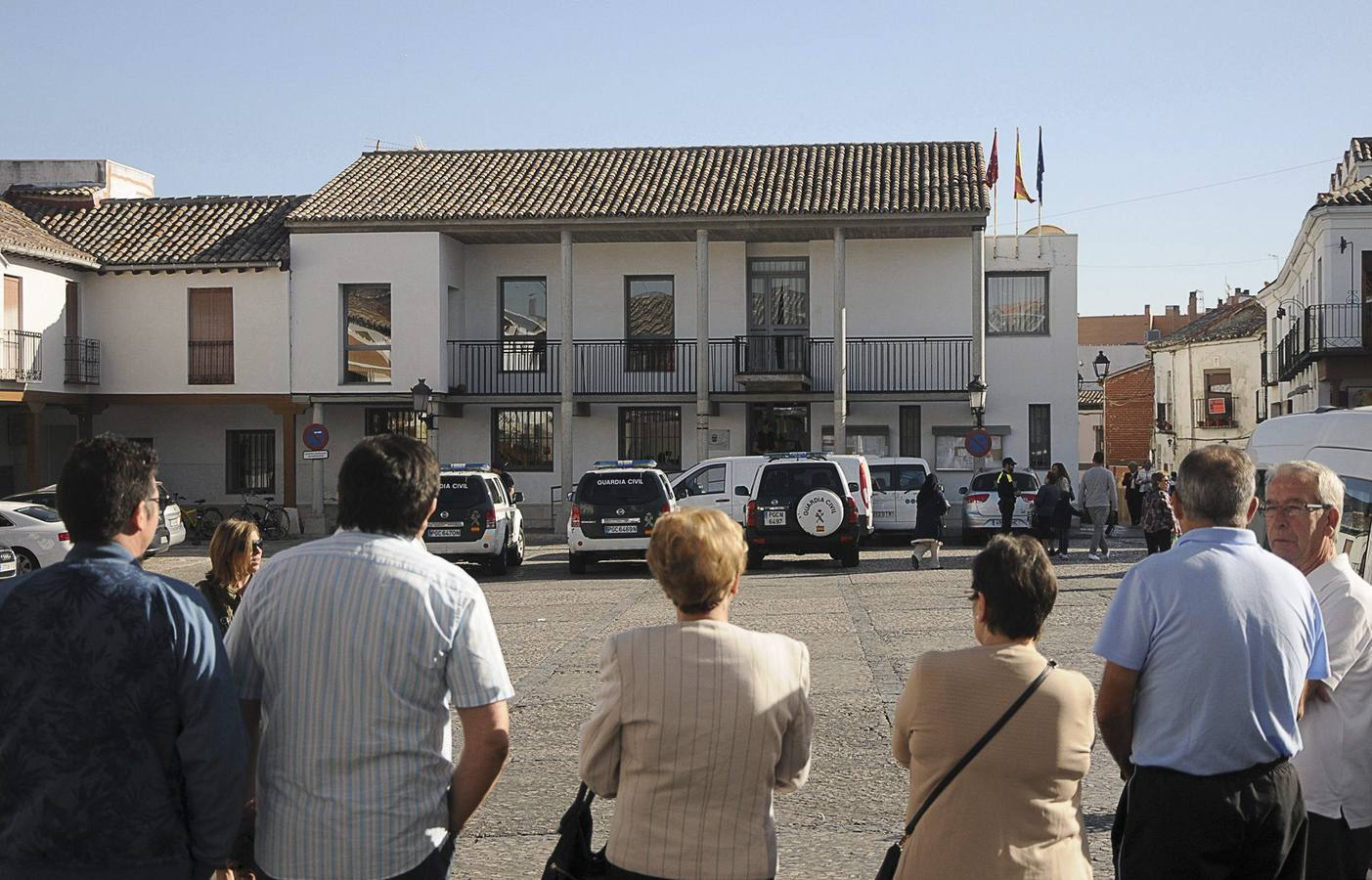 Lunes, 27 de octubre. El ayuntamiento de Valdemoro ha sido registrado por agentes de la Guardia Civil, dentro de la denominada 'Operación Púnica', en la que su alcalde José Carlos Boza Lechuga, del PP, ha sido detenido, junto al alcalde de Parla, José María Fraile; el presidente de la Diputación de León, Marcos Martínez, y el exsecretario general del PP de Madrid, Francisco Granados, entre otros, como integrantes, supuestamente, de una trama de corrupción municipal y autonómica que operaba principalmente en Madrid, Murcia, León y Valencia en la que estarían cobrando comisiones ilegales por la adjudicación de obras y servicios. Fotografías: Agencias