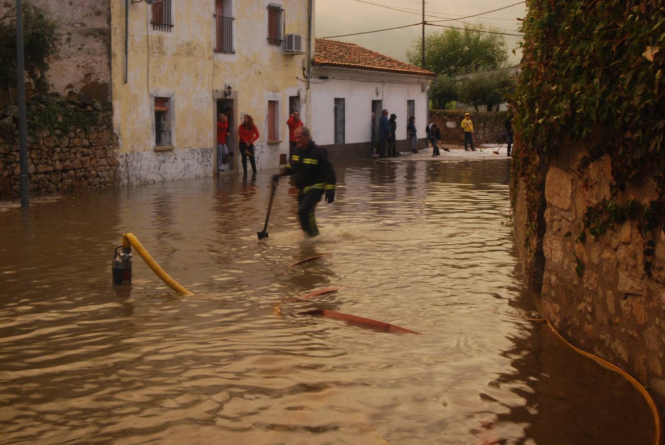 Domingo, 2 de noviembre:  Una tormenta de granizo provoca varios incidentes en Trujillo. Cayó en poco tiempo tras horas de lluvia, lo que hizo que varias calles quedaran intransitables. Foto: Javier Sánchez Pablos