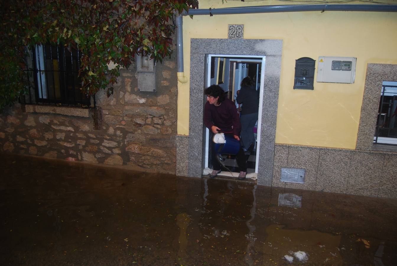 Domingo, 2 de noviembre:  Una tormenta de granizo provoca varios incidentes en Trujillo. Cayó en poco tiempo tras horas de lluvia, lo que hizo que varias calles quedaran intransitables. Foto: Javier Sánchez Pablos