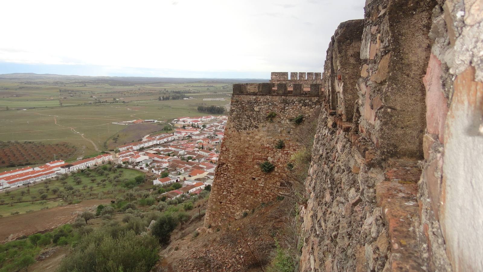 Ladera del castillo de Alconchel