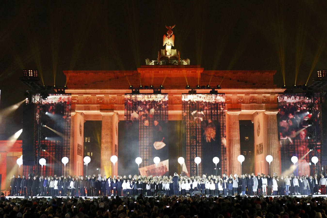 El cielo de Berlín se ilumina para festejar la caída del Muro hace 25 años