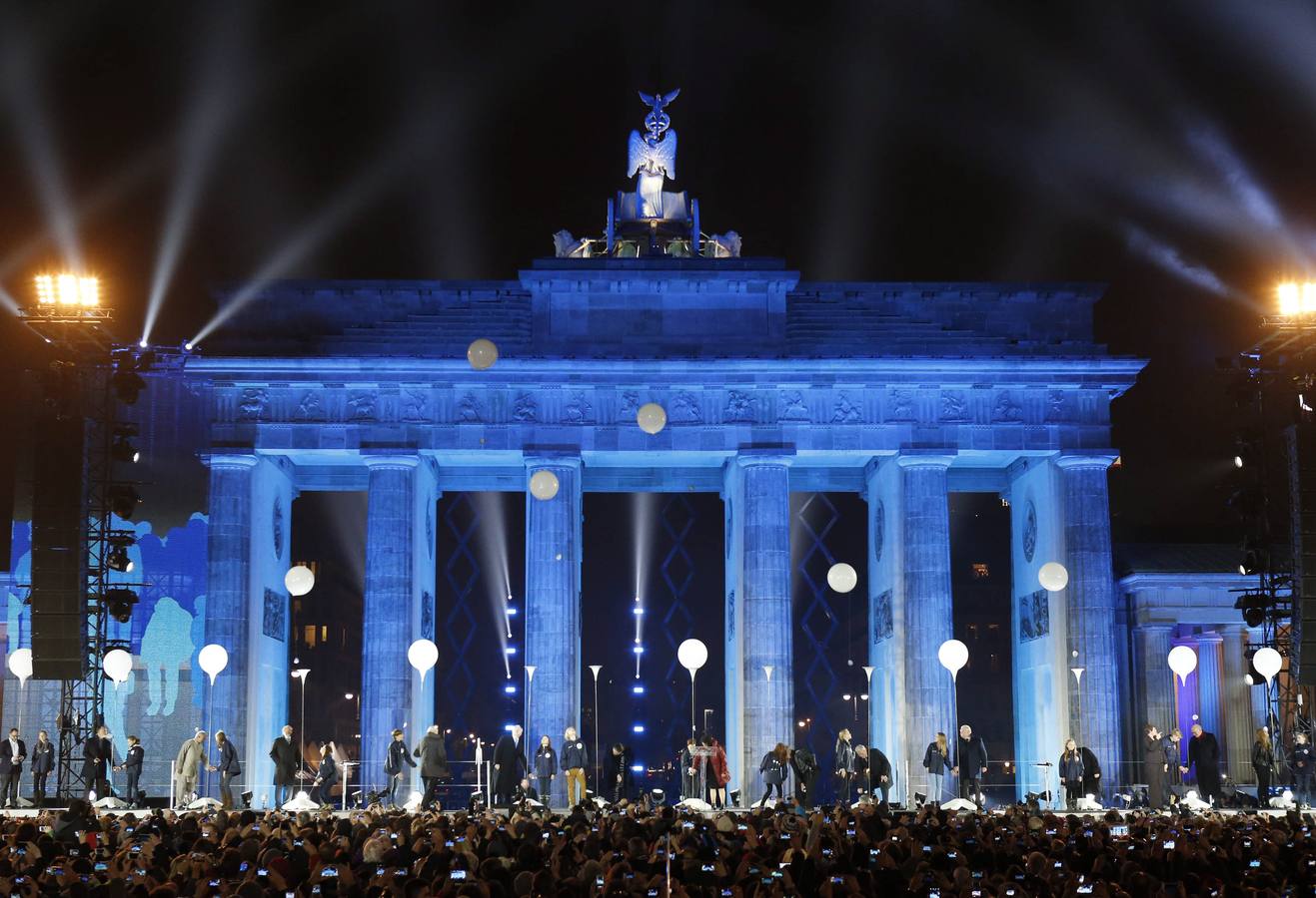 El cielo de Berlín se ilumina para festejar la caída del Muro hace 25 años