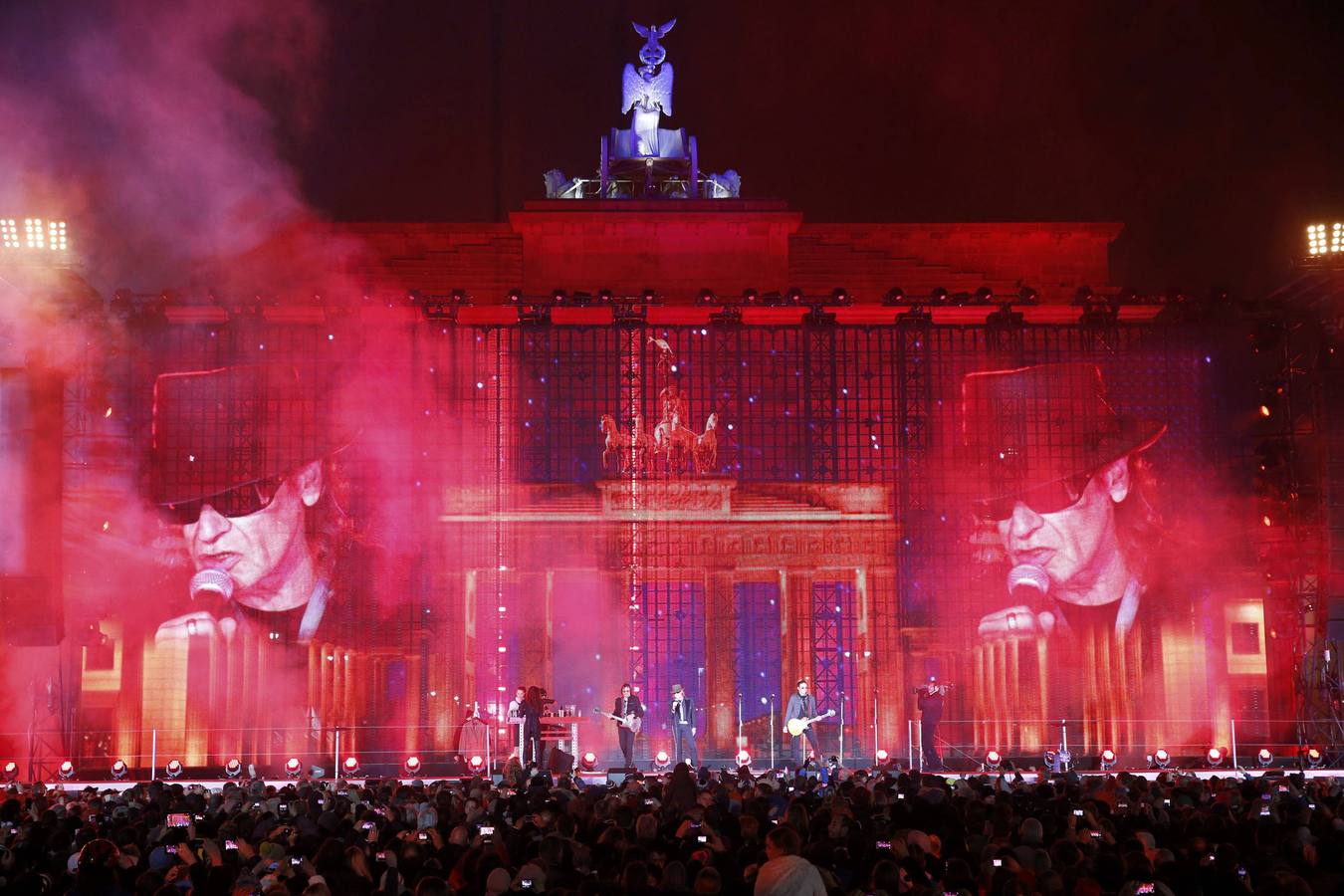 El cielo de Berlín se ilumina para festejar la caída del Muro hace 25 años