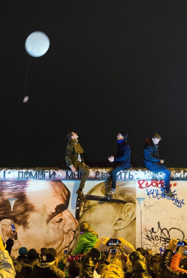 El cielo de Berlín se ilumina para festejar la caída del Muro hace 25 años