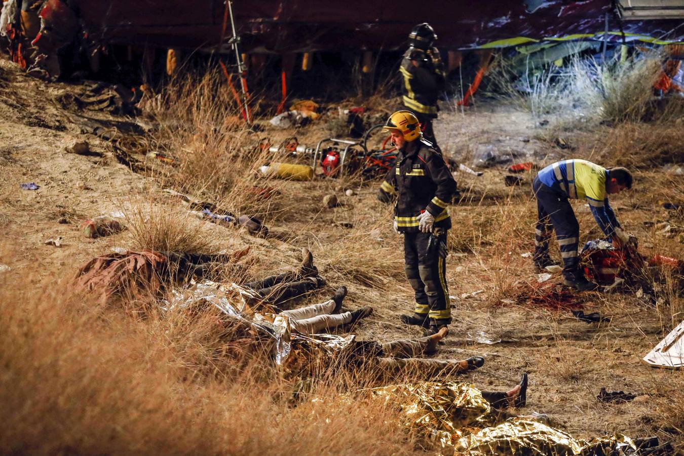 Sábado, 9 de noviembre: Catorce fallecidos y cuarenta heridos en un accidente de autobús ocurrido en la Venta del Olivo, en Murcia, al caer el vehículo por un terraplén de unos quince metros. El accidente se ha producido alrededor de las 23.20 horas cuando el autobús regresaba desde Madrid al municipio de Bullas, de donde son originarias las víctimas. Fotografías: EFE/Marcial Guillén