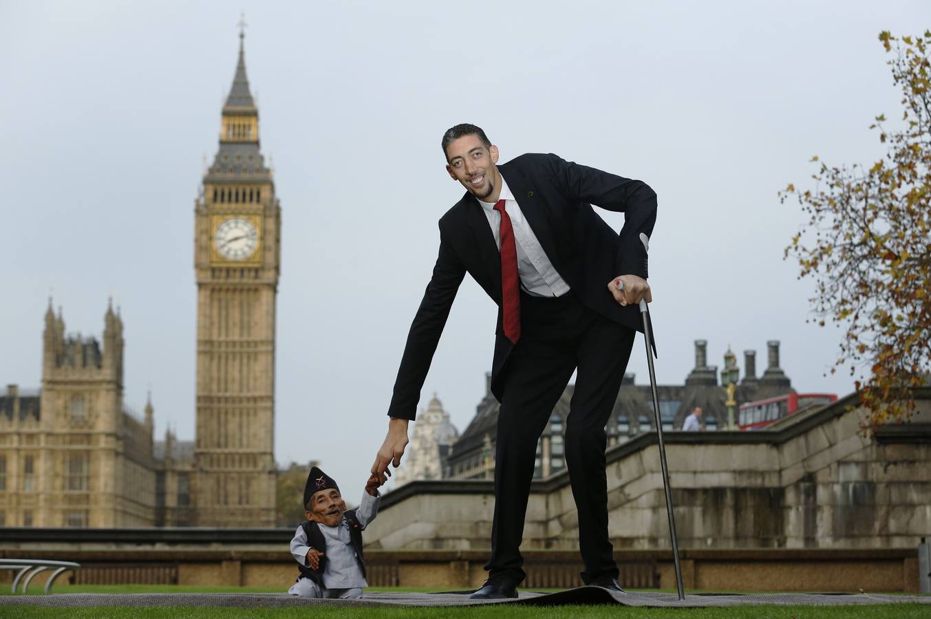 Jueves, 13 noviembre: El nepalí Chandra Bahadur Dangi y el turco Sultan Kosen posan para los fotógrafos durante una sesión fotográfica para el Guinness World Records en Londres (Reino Unido). Dangi, con 54,6 cm de estatura, es considerada la persona más baja del planeta y Kosen, con sus 251 cm de altura, es un agricultor turco que ostenta el título de la persona más alta del mundo. Fotografía: Agencias