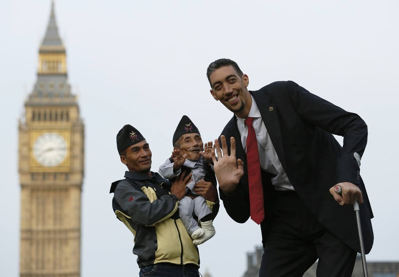 Jueves, 13 noviembre: El nepalí Chandra Bahadur Dangi y el turco Sultan Kosen posan para los fotógrafos durante una sesión fotográfica para el Guinness World Records en Londres (Reino Unido). Dangi, con 54,6 cm de estatura, es considerada la persona más baja del planeta y Kosen, con sus 251 cm de altura, es un agricultor turco que ostenta el título de la persona más alta del mundo. Fotografía: Agencias