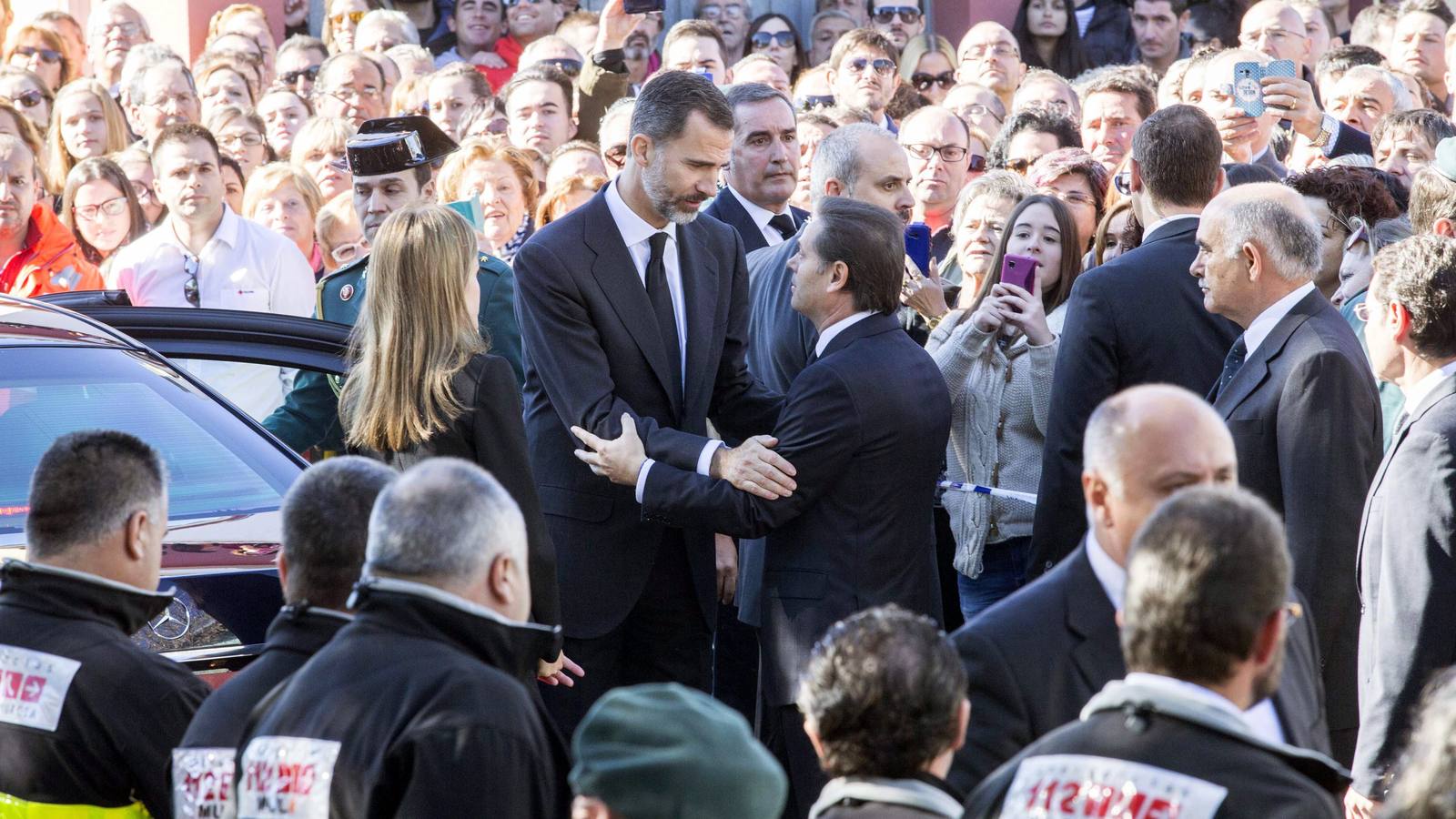 Lunes, 10 de noviembre. La comitiva de los coches fúnebres trasladan al cementerio de Bullas los restos morales de las catorce personas fallecidas la noche del pasado sábado en el accidente del autobús en Cieza, tras el funeral que se ha oficiado hoy en el pabellón Juan Valera de Bullas. EFE/Marcial Guillén