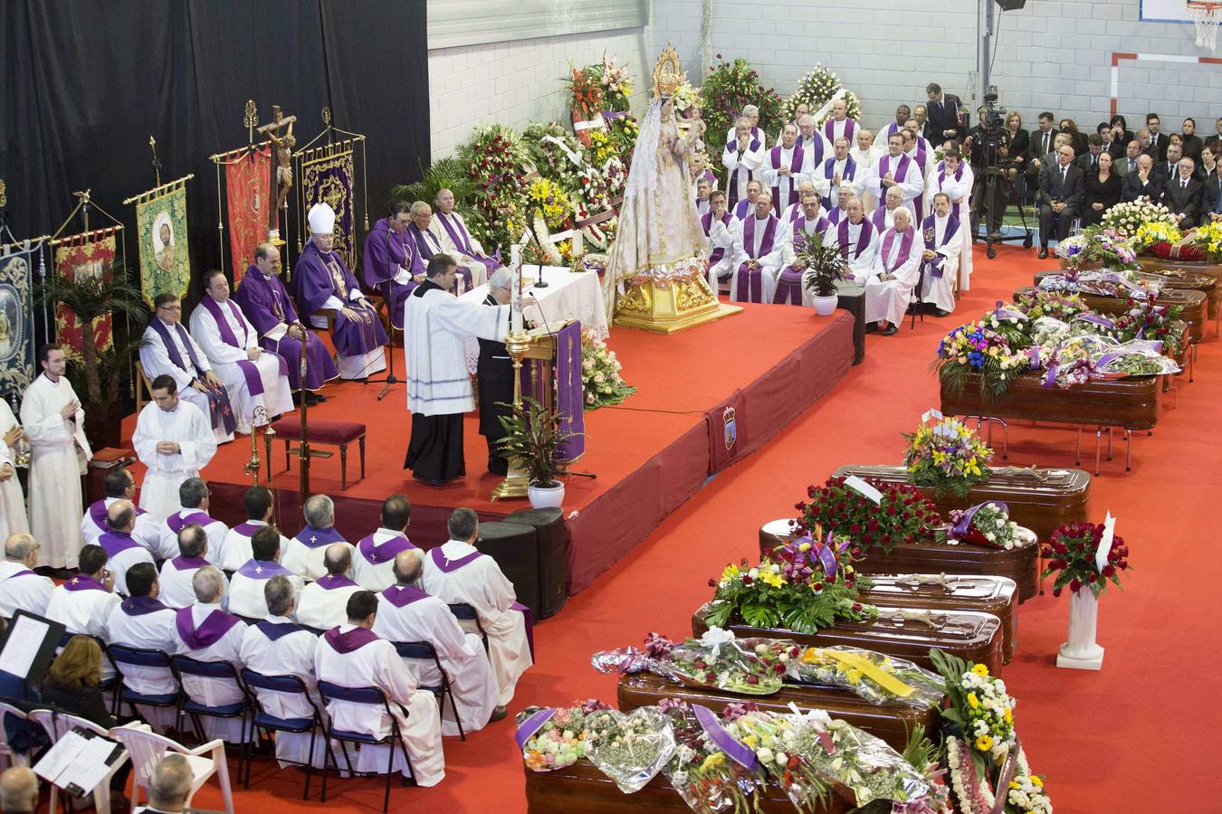 Lunes, 10 de noviembre. La comitiva de los coches fúnebres trasladan al cementerio de Bullas los restos morales de las catorce personas fallecidas la noche del pasado sábado en el accidente del autobús en Cieza, tras el funeral que se ha oficiado hoy en el pabellón Juan Valera de Bullas. EFE/Marcial Guillén