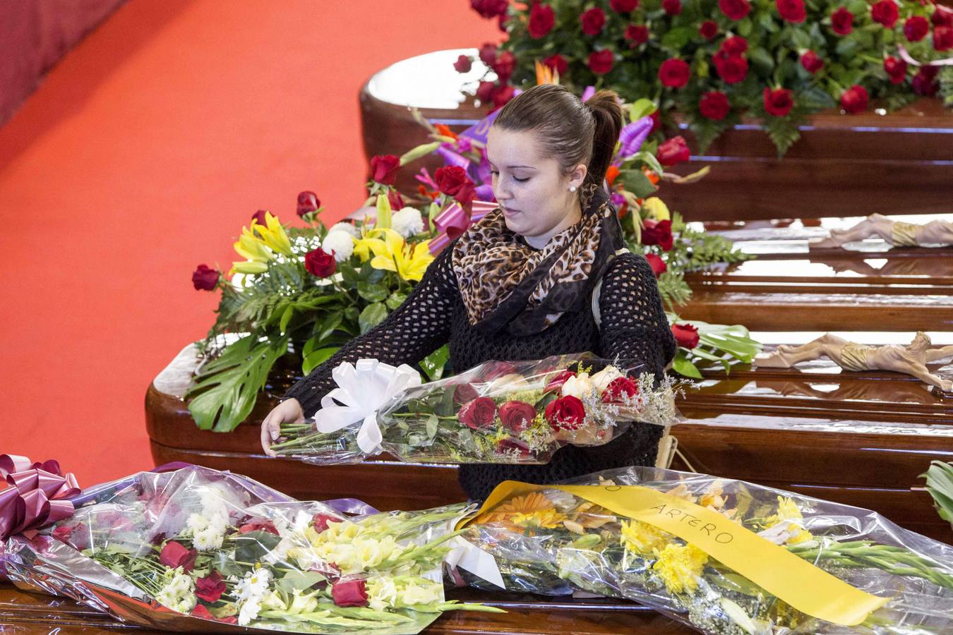 Lunes, 10 de noviembre. La comitiva de los coches fúnebres trasladan al cementerio de Bullas los restos morales de las catorce personas fallecidas la noche del pasado sábado en el accidente del autobús en Cieza, tras el funeral que se ha oficiado hoy en el pabellón Juan Valera de Bullas. EFE/Marcial Guillén