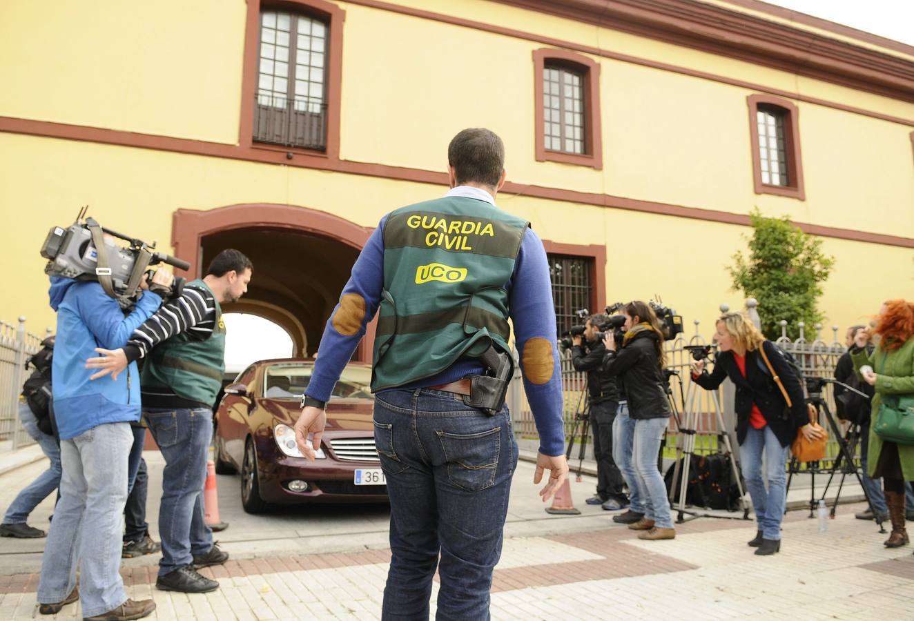 Martes, 11 de noviembre. Agentes de la Unidad Central Operativa (UCO) de la Guardia Civil en la sede de la Diputación Provincial de Sevilla, donde esta mañana han detenido al responsable de carreteras de la Diputación de Sevilla, Carlos P.C. , mientras continúan los registros en esta institución en la tercera fase de la Operación Madeja contra una trama de pagos ilegales en el Ayuntamiento de la capital andaluza, ordenado por la jueza Mercedes Alaya. Fotografía: EFE/Raúl Caro